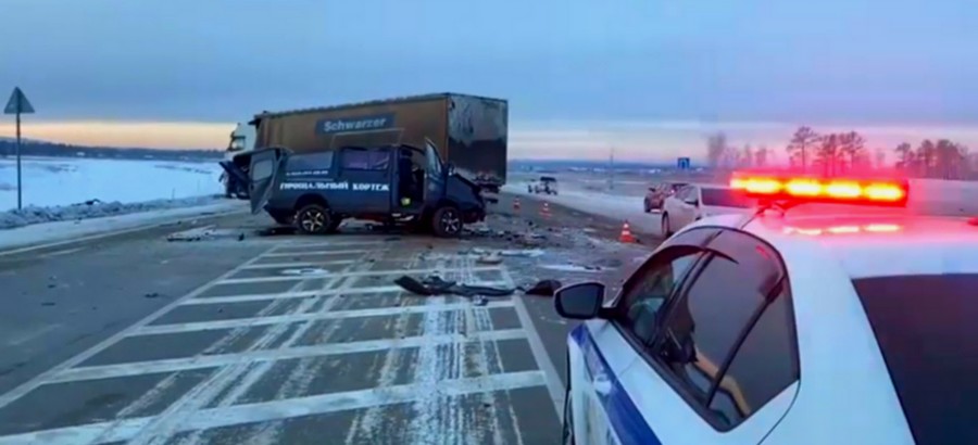 В Усольском районе автоинспекторы разбираются в обстоятельствах столкновения автомобиля и большегруза
