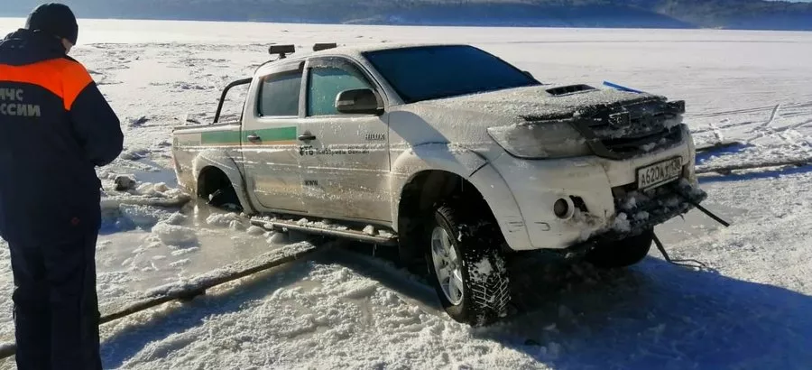 За сутки два автомобиля ушло под лед на Ангаре