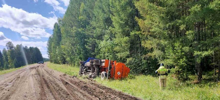 Большегруз перевернулся в Заларинском районе 