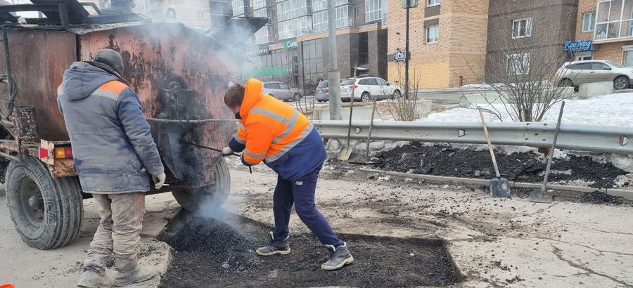 На дорогах Иркутска устраняют ямы