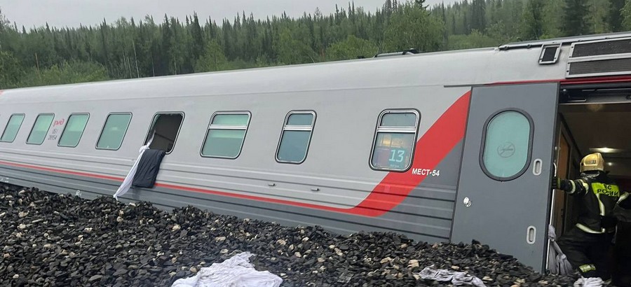 Пассажирский поезд сошёл с рельсов в Республике Коми