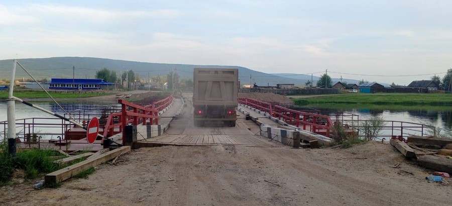 Восстановлено движение транспорта по наплавному мосту через реку Лена