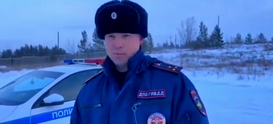 Автоинспекторы из Братска помогли водителю, попавшему в трудную ситуацию на дороге
